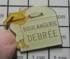 1315B Pin's Pins / Beau Et Rare / ALIMENTATION / BOULANGER FOUR BOULANGERIE DEBREE Jean Louis Ou Michel ? - Lebensmittel