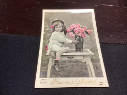 Bonne Année, Meilleurs Vœux Heureuse Année Enfants, Assis Sur Une Table Avec Fleurs Chez Le Curé à Cogolin. - Año Nuevo