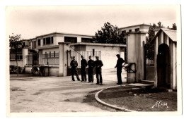 CPSM PF ROCHEFORT SUR MER (17) - 2914. La Base Aérienne. Le Poste De Police - Ed. Flor - Casernes
