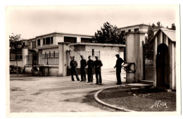 CPSM PF ROCHEFORT SUR MER (17) - 2914. La Base Aérienne. Le Poste De Police - Ed. Flor - Caserme