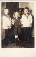 Carte Photo D'une Petite Fille élégante Avec Deux Petit Garcon Posant Dans Laurs Maison - Anonyme Personen