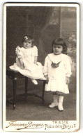 Foto Sebastianutti & Benque, Trieste, Piazza Della Borsa 11, Zwei Kleine Mädchen In Weissen Kleidern  - Personnes Anonymes
