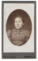 Fotografie Otto Jaeckel, Wettin A. S., Dame Mit Besticktem Kleid  - Anonymous Persons