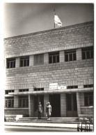 2 Fotografien Unbekannter Fotograf, Ansicht Israel, Postamt / Post Office & Auto Geländewagen  - Lieux