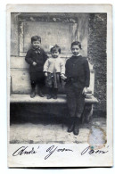 Carte Photo D'un Jeune Garcon Avec Une Petite Fille Et Un Petit Garcon Dans Un Jardin Vers 1910 - Personnes Anonymes