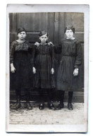 Carte Photo De Trois Jeune Fille élégante Posant Devant La Porte De Leurs Immeuble Vers 1915 - Personnes Anonymes