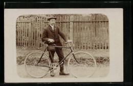 Foto-AK Mann Im Anzug Mit Fahrrad  - Sonstige & Ohne Zuordnung