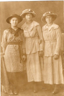 Carte Photo De Trois Jeune Filles élégante Posant Dans Un Studio Photo Vers 1910 - Personas Anónimos