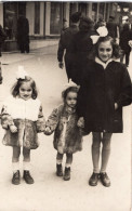 Carte Photo D'une Jeune Fille élégante Avec Deux Petite Fille élégante Posant Dans Une Rue De Marseille - Personas Anónimos