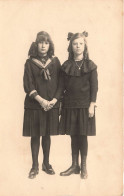 CARTE PHOTO - Enfants - Deux Jeunes Filles - écolières - Carte Postale Ancienne - Fotografie