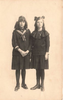 CARTE PHOTO - Enfants - Deux Jeunes Filles - écolières - Carte Postale Ancienne - Photographie
