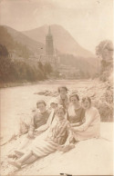 CARTE PHOTO - Femmes - Groupes De Femmes - église Derrière - Carte Postale Ancienne - Photographie