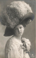 CARTE PHOTO - Femme - En Costume - Chapeau - Carte Postale Ancienne - Fotografia