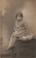 CARTE PHOTO - Enfant - Jeune Fille Assise - Carte Postale Ancienne - Photographie