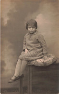 CARTE PHOTO - Enfant - Jeune Fille Assise - Carte Postale Ancienne - Fotografia