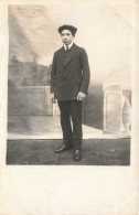 CARTE PHOTO - Un Homme En Tenue De Ville Et Un Béret - Carte Postale Ancienne - Fotografie