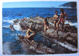 FRANCE - VAR - HYERES - Ile Du Levant - Naturistes Sur Les Rochers - Hyeres