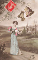 FETES ET VOEUX - Pâques -  Une Fille En Longue Robe Tenant Un Bouquet De Fleurs - Colorisé - Carte Postale Ancienne - Pasen