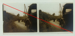 Photo Sur Plaque De Verre, Voiture, Route, Cailloux, Arbustes, Femme, Homme, Années 1930. - Glasplaten