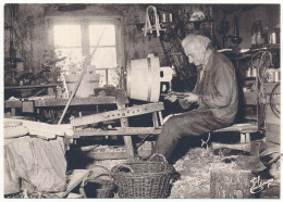 CPSM / CPM 10.5 X 15 Photographe JOËL COUCHOURON Les Vosges Le Boisselier Fabrique  Boisseaux Et Objets En Bois Cintrés - Andere & Zonder Classificatie