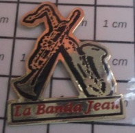 1618c Pin's Pins / Beau Et Rare / MUSIQUE / SAXO TROMPETTE LA BANDA JEAN Pas La Banda Velpeau ! - Muziek