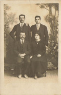 CARTE PHOTO NON IDENTIFIEE TROIS HOMMES ET UNE FEMME STUDIO POPULAIRE RUE VICTOR HUGO MONTPELLIER - A Identifier