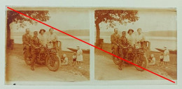 Photo Sur Plaque De Verre, Moto, Chemin, Route, Pelouse, Barque, Berge, Arbre, Pilote, Femme, Enfant, Homme, Année 1930. - Glasdias