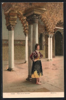 Postal Sevilla, Frau In Spanischer Tracht In Einem Palast Lehnt Sich An Die Säule  - Sevilla (Siviglia)