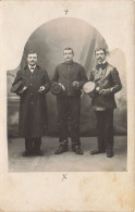 CARTE PHOTO NON IDENTIFIEE TROIS HOMMES DANS DES UNIFORMES DIFFERENTS PAPA ANGLADE - Da Identificare