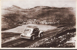 1955. FÆRØERNE. Fine Postcard: Vestmannahavn, With Beautiful Car FØ 1165.  - JF545556 - Faeroër