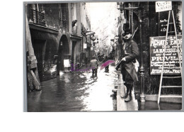 PARIS 1900 - Inondation 1910 Rue De Bievre Carte Repro Ed. Yvon Carte Vierge Soldat Fusil Homme Pied Dans L'eau - Sonstige & Ohne Zuordnung