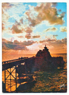 CPSM 10.5 X 15 Pyrénées Atlantiques BIARRITZ Côte D'Argent (Basses-Pyrénées) Oucher De Soleil Sur Le Rocher De La Vierge - Biarritz