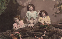 FANTAISIES - Enfant - Trois Petites Filles - Fleurs - Colorisé - Poupée- Carte Postale Ancienne - Autres & Non Classés