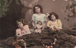 FANTAISIES - Enfant - Trois Petites Filles - Fleurs - Colorisé - Poupée- Carte Postale Ancienne - Other & Unclassified