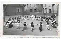 RIVESALTES PHOTO D Une Ecole Avec Une Danse Format : 17 X 10.5 Cm - Rivesaltes