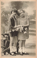 ENFANTS - Portraits - Deux Petites Filles - Tenant Des Fleurs Dans Leurs Mains - Fleurs - Carte Postale Ancienne - Portretten