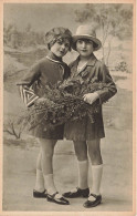 ENFANTS - Portraits - Deux Petites Filles - Tenant Des Une Branche D'herbe Dans Leurs Mains - Carte Postale Ancienne - Portretten