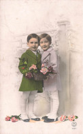 FANTAISIES - Enfants - Deux Petits Garçons - Tenant Un Bouquet De Fleurs - Colorisé - Carte Postale Ancienne - Andere & Zonder Classificatie