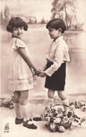 ENFANTS - Petit Garçon - Petite Fille - Se Tenant La Main - Fleurs - Carte Postale Ancienne - Sonstige & Ohne Zuordnung