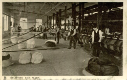 LANCS - TUCKS IN THE LANCASHIRE MILLS - SPLITTING THE WARP   La4400 - Autres & Non Classés