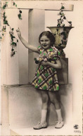 FANTAISIES - Enfants - Petite Fille - Debout - Fleurs - Colorisé - Carte Postale Ancienne - Andere & Zonder Classificatie