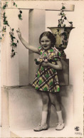 FANTAISIES - Enfants - Petite Fille - Debout - Fleurs - Colorisé - Carte Postale Ancienne - Altri & Non Classificati