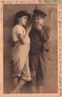 ENFANTS - Petit Garçon - Petite Fille - En Train De Fumer Une Cigarette - Carte Postale Ancienne - Andere & Zonder Classificatie