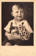 ENFANTS - Portraits - Petit Garçon Souriant - Tenant Un Bouquet De Fleur - Carte Postale Ancienne - Portraits