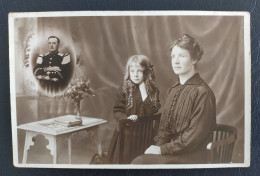 Carte Photo Surréalisme Une Femme Et Sa Fille Pensent à Leur Papa Soldat En Médaillon - Photographs