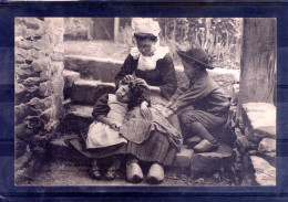 En Bretagne. Petite Scène Familiale - Costumes