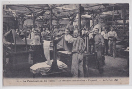 La Fabrication Du Tissu La Dernière Manutention L'Apprêt Usine Industrie Ouvrier Textile BF Paris - Industrie