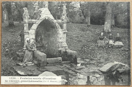 CPA Fontaine Sacrée - SAINT VÉNEC Près Châteaulin - Châteaulin