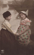 FANTAISIES - Enfants - Deux Petites Filles Se Tenant Par Les Mains - Colorisé - Carte Postale Ancienne - Sonstige & Ohne Zuordnung