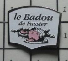 1618c Pin's Pins / Beau Et Rare / ALIMENTATION / JAMBON ROTI  LE Ali BADOU DE FASSIER - Alimentación